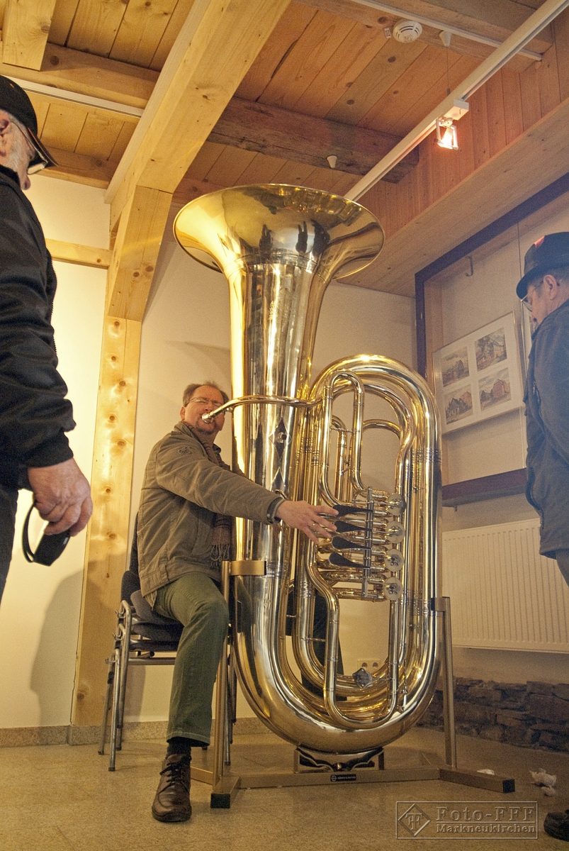 Instrument stand for a very big tuba - König & Meyer